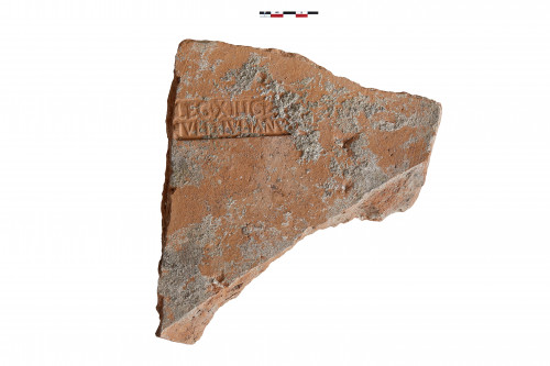Planșa 2.2. Ștampile ale legiunii XIII Gemina, însoțite de antroponime: LEG(io) XIII GEM(ina)/IVLI(us) IVLIANVS (IDR III/6, 207).